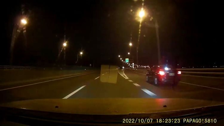 裝設向後投射強光燈的轎車駛出王功匝道。民眾提供