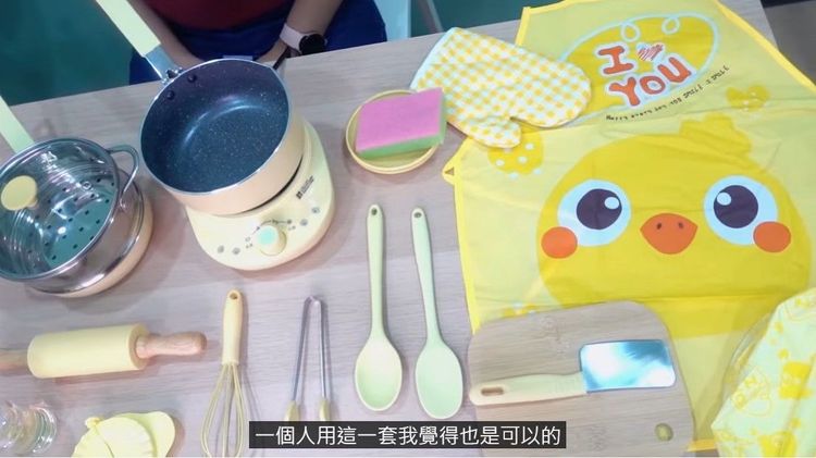 百萬網紅開箱小朋友廚房玩具，「真的能煮三餐！」翻攝《魚乾》的YouTube頻道