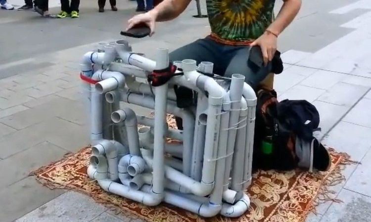 靠著人字拖和塑膠管，「Pipe Guy」把音樂玩得淋漓盡致。