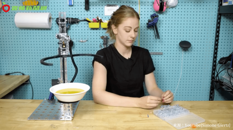 網紅示範她的發明。