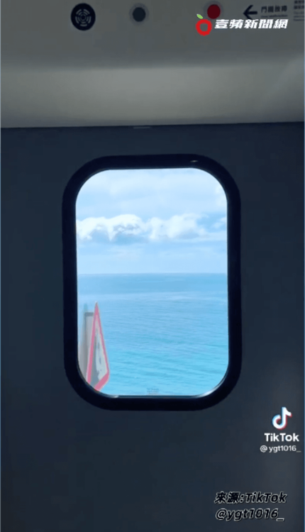 車窗景色真像海上列車。