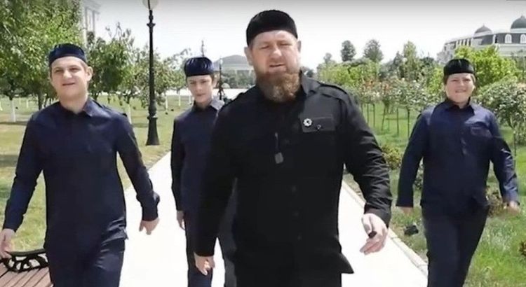 車臣共和國領導人卡狄羅夫（右2）將自己3個青少年兒子都派往烏克蘭前線。翻攝Ramzan Kadyrov/Telegram