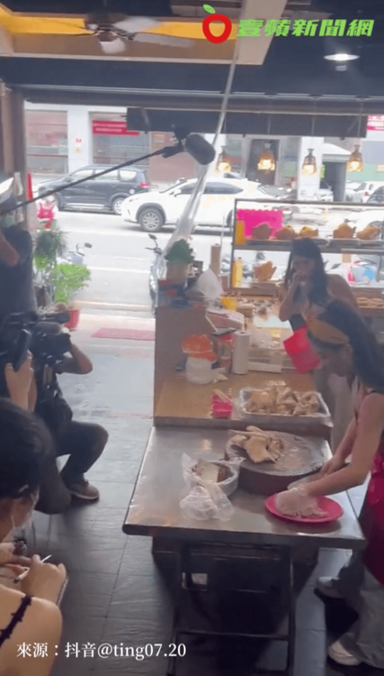 刀功吸引媒體拍攝。