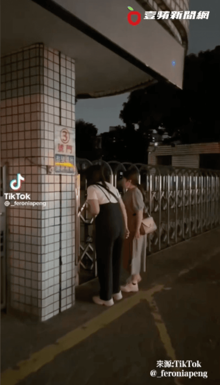 焦急地在校門外張望。