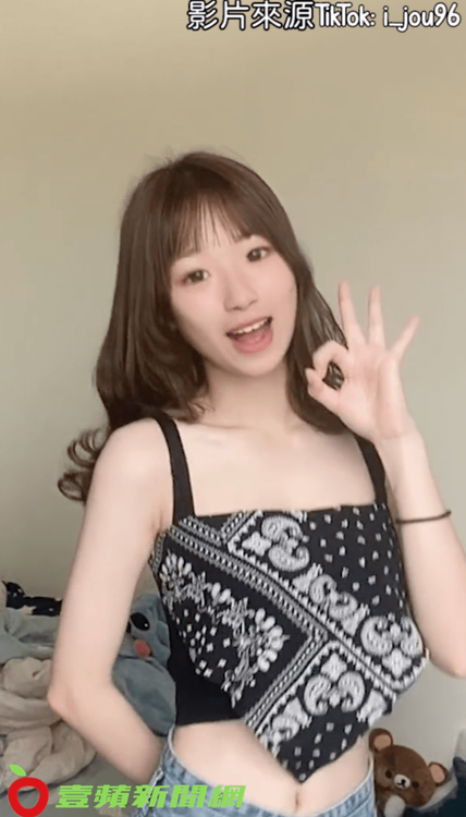 正妹扭腰熱舞。