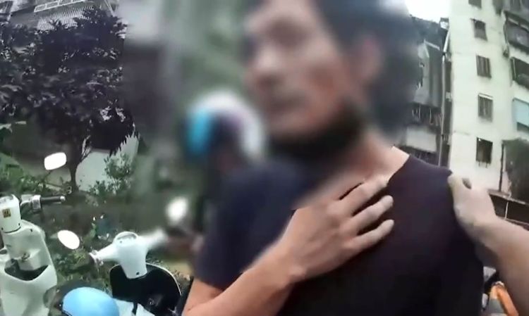 余男被逮還反問警察是因何案被通緝。翻攝畫面
