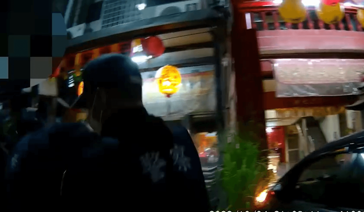警方逮捕情緒過於激動的周男。台東分局提供