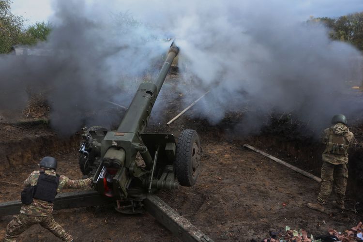 烏克蘭國民警衛隊成員在哈爾科夫地區向俄軍發射D-30榴彈砲。路透社