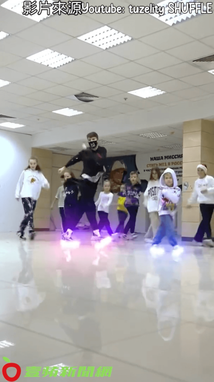 小童們現學現賣大秀舞技。