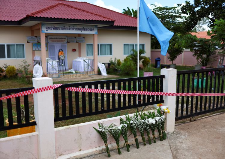 泰國民眾在托兒所前獻花致哀。路透社