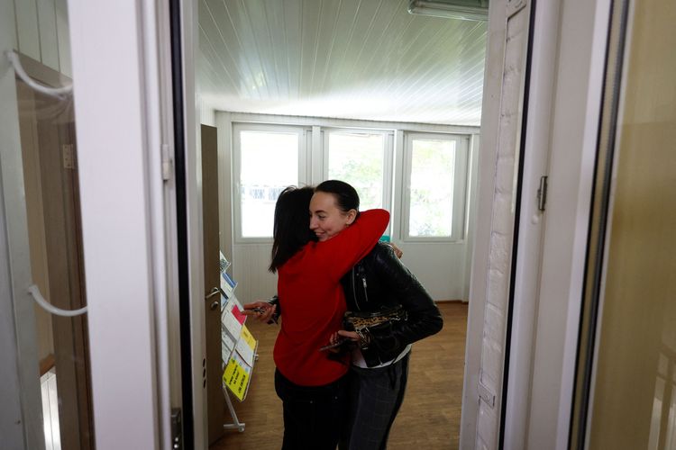 「公民自由中心」員工7日得知獲得諾貝爾和平獎，開心擁抱。路透社