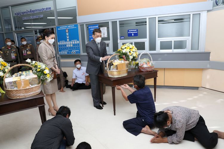 泰王對失去幼兒的孩子說他能夠感同身受。路透社