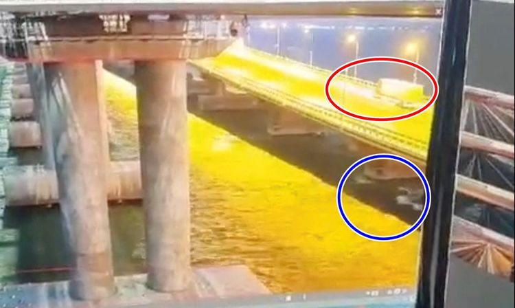 爆炸前的監視畫面顯示，貨車行經的橋面下方出現「神秘波浪」。路透社