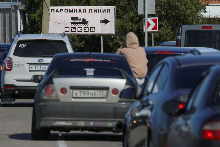 民眾在克里米亞大橋被炸之後改搭渡輪的排隊景象。路透社