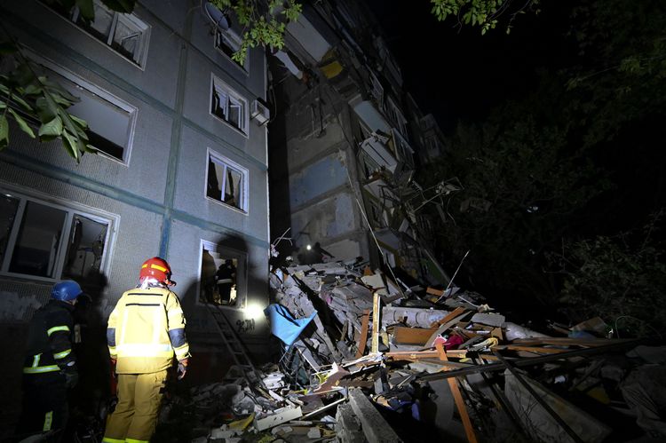 札波羅結市一棟9層樓公寓遭砲火擊中，救難人員徹夜搶救居民逃生。路透社