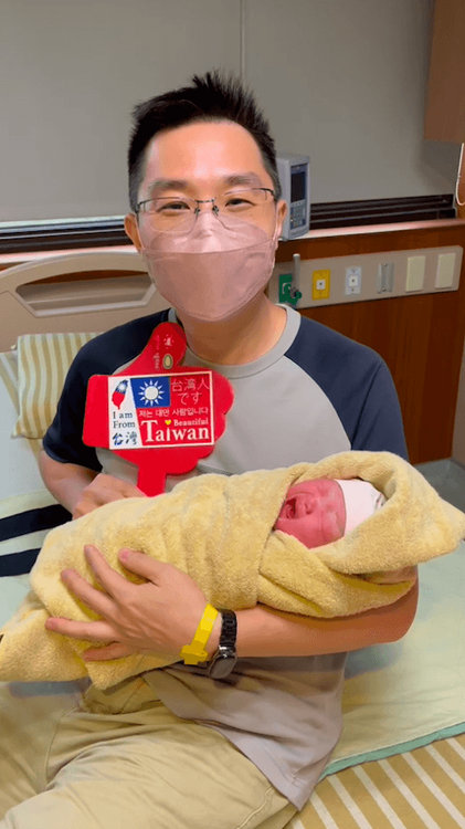 今早10：55出生，女寶寶，2735公克。長庚醫院提供