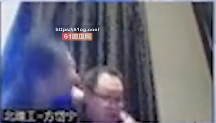 藍衣女摟住北京理工大學副校長一陣猛親熱吻。翻攝自「51吃瓜網」