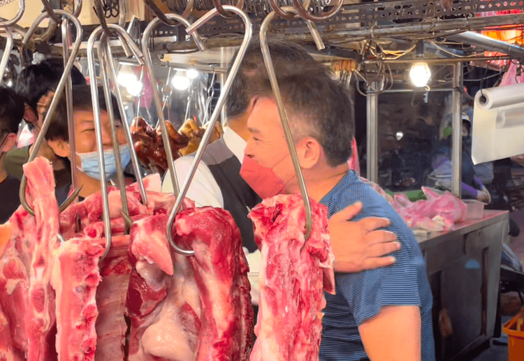 陳時中（中）與擁抱熱情支持者。賴昀岫攝