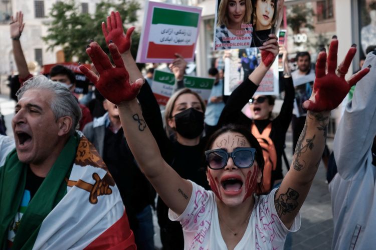 土耳其伊斯坦堡的伊朗領事館外，有民眾示威並高喊口號。路透社