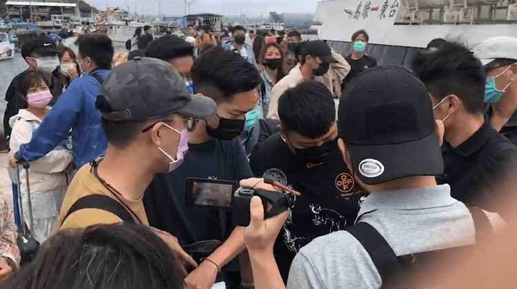 警方將黃姓遊客帶回偵訊。讀者提供