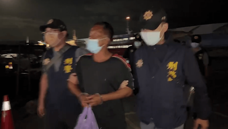 警方押解蘭嶼5人返回台東富岡港時，蘭嶼人高喊，捍衛蘭嶼主權不容侵門踏戶。翻攝畫面