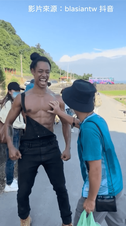 大叔也忍不住出手抓一把。