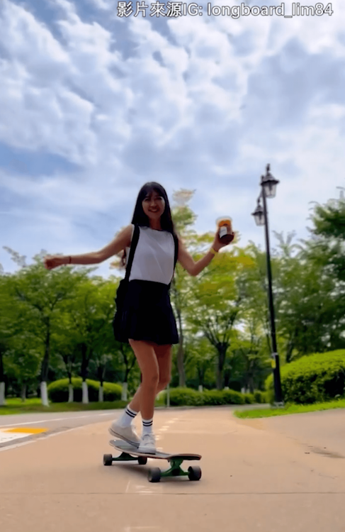 溜滑板時長髮隨風飄逸。