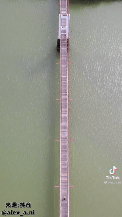 紅白色的吊橋是熱門觀光景點。