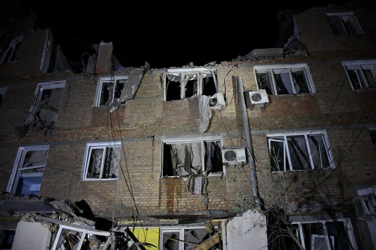 烏克蘭南部港市尼古拉耶夫遭俄軍飛彈命中,高樓層全毀。路透社