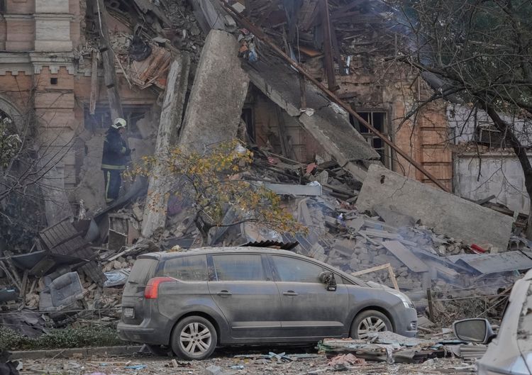 烏克蘭首都基輔17日清晨遭遇俄軍無人機攻擊，多處民用建物毀損。路透社