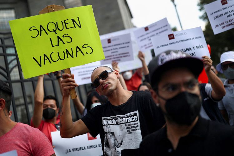 今年七月，墨西哥民眾上街抗議政府沒有認真處理猴痘防疫問題，民眾沒有疫苗可打。路透社資料照片