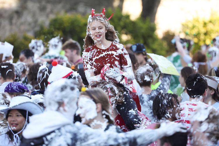 蘇格蘭聖安德魯斯大學10/17迎新傳統活動，展開「泡沫大戰」。路透社
