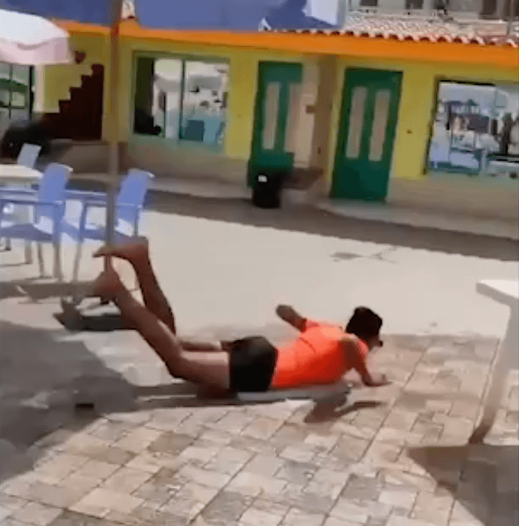 這位小哥直接衝向對岸。