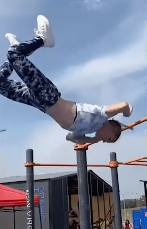 一個旋轉凌空飛起。