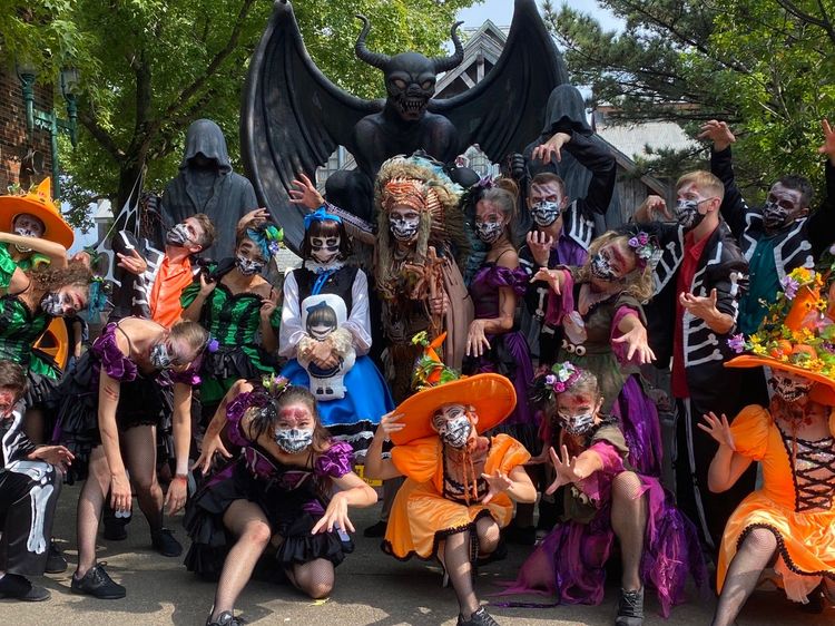 六福村主題樂園斥資百萬打造經典活動「2022惡靈厄惡－墓碑鎮」。六福村提供