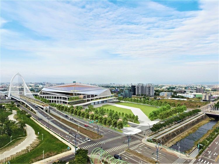 「水湳轉運中心」位在水湳經貿園區內，周邊連結重大建設綠美圖、台中國際會展中心，合計總經費高達200多億元。市府提供