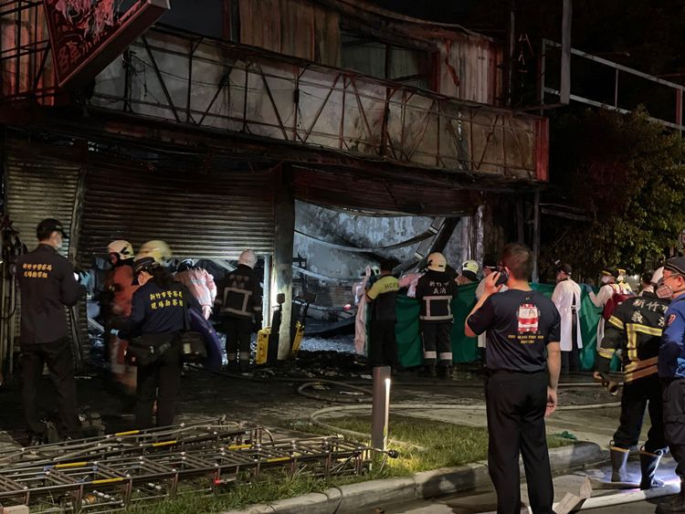 2022年6月15日，新竹市正義輪胎行一場大火奪走了8條人命，當時警消正從火場中搬出遺體。讀者提供