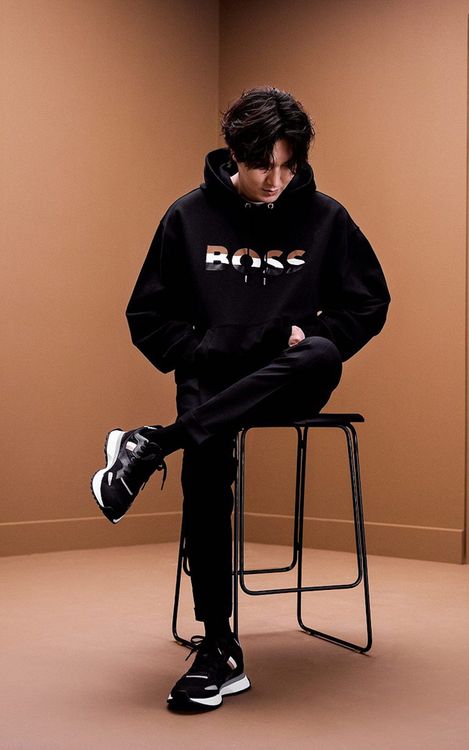 BOSS代言人李敏鎬獻魅力展現2022秋冬新款BOSS經典連帽衫。品牌提供