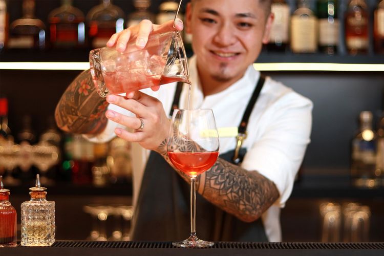 高雄洲際酒店響應「2022裙襬澎澎RUN」，於大廳酒吧BLT33推出「粉紅能量特調組」應援跑者。高雄洲際提供