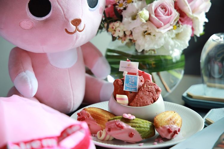 入住主題房可享粉紅主題迎賓西點以及贈限量玩偶一隻。高雄洲際提供