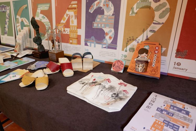 透過社區日曆行銷及推廣在地文化，邀請民眾造訪宜蘭各地豐富多元的地方文化館，探索、體驗宜蘭在地文化特色。文化局提供