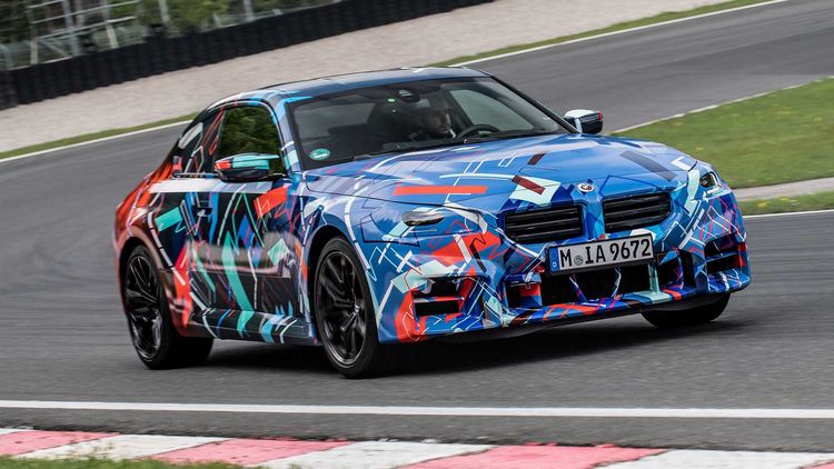 BMW原廠先前自行公布的M2大改款偽裝車照片，看起來顯然帥氣許多。原廠提供