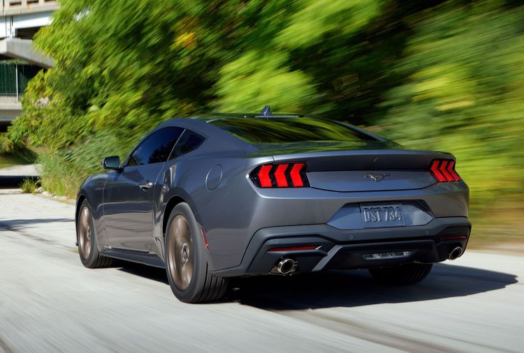 車尾在經典的三線條尾燈元素下，透過線條重新雕琢變得更具現代化跑格。原廠照片