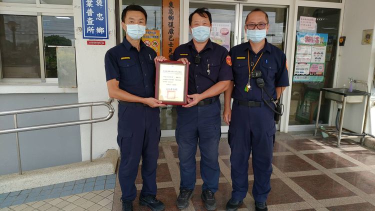 虎尾分局副分局長李志文(左)頒獎表揚員警潘勝杰(中)、所長劉雨濱。警方提供