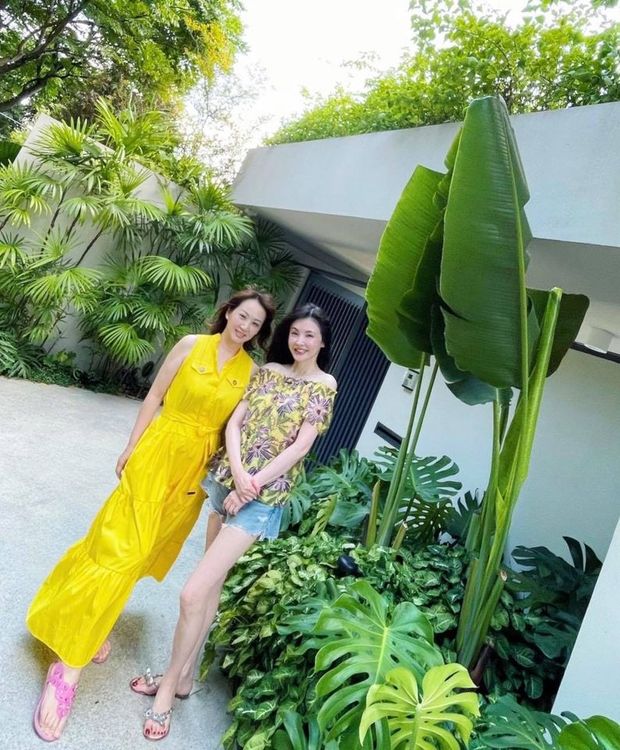 何如芸（右）和郁方閨蜜情深厚。翻攝何如芸臉書