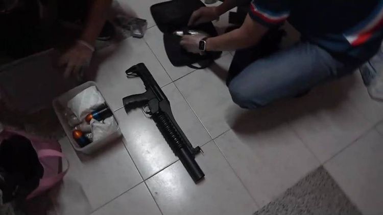 警方在鐵皮屋內查獲火力強大的榴彈槍。讀者提供
