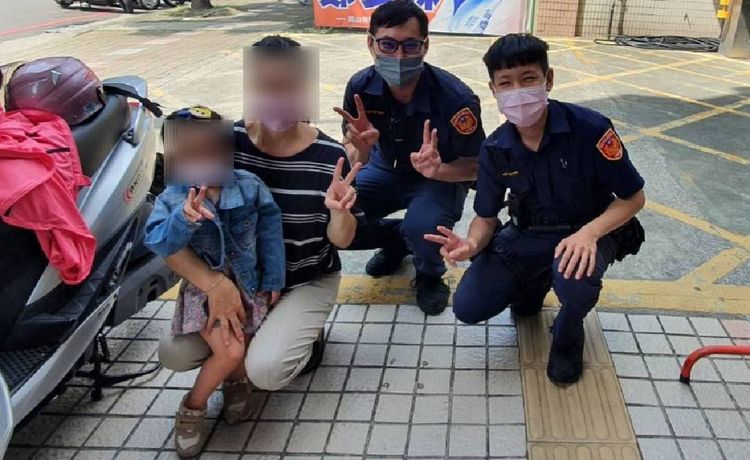 警方幫女童找到阿嬤後一起留影。讀者提供