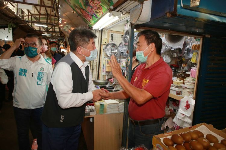 陳時中（中）強調，自己不會牽拖別人拖累選情。朱世閎攝