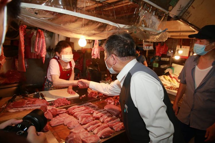 陳時中（中）希望讓選舉回歸正軌。朱世閎攝