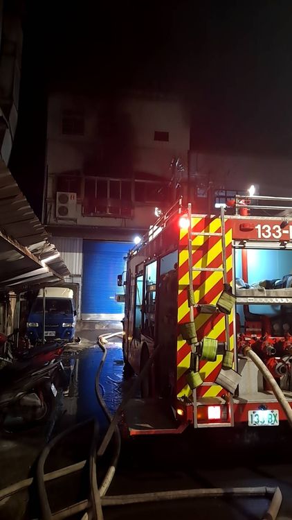 大批消防人員趕往搶救。民眾提供